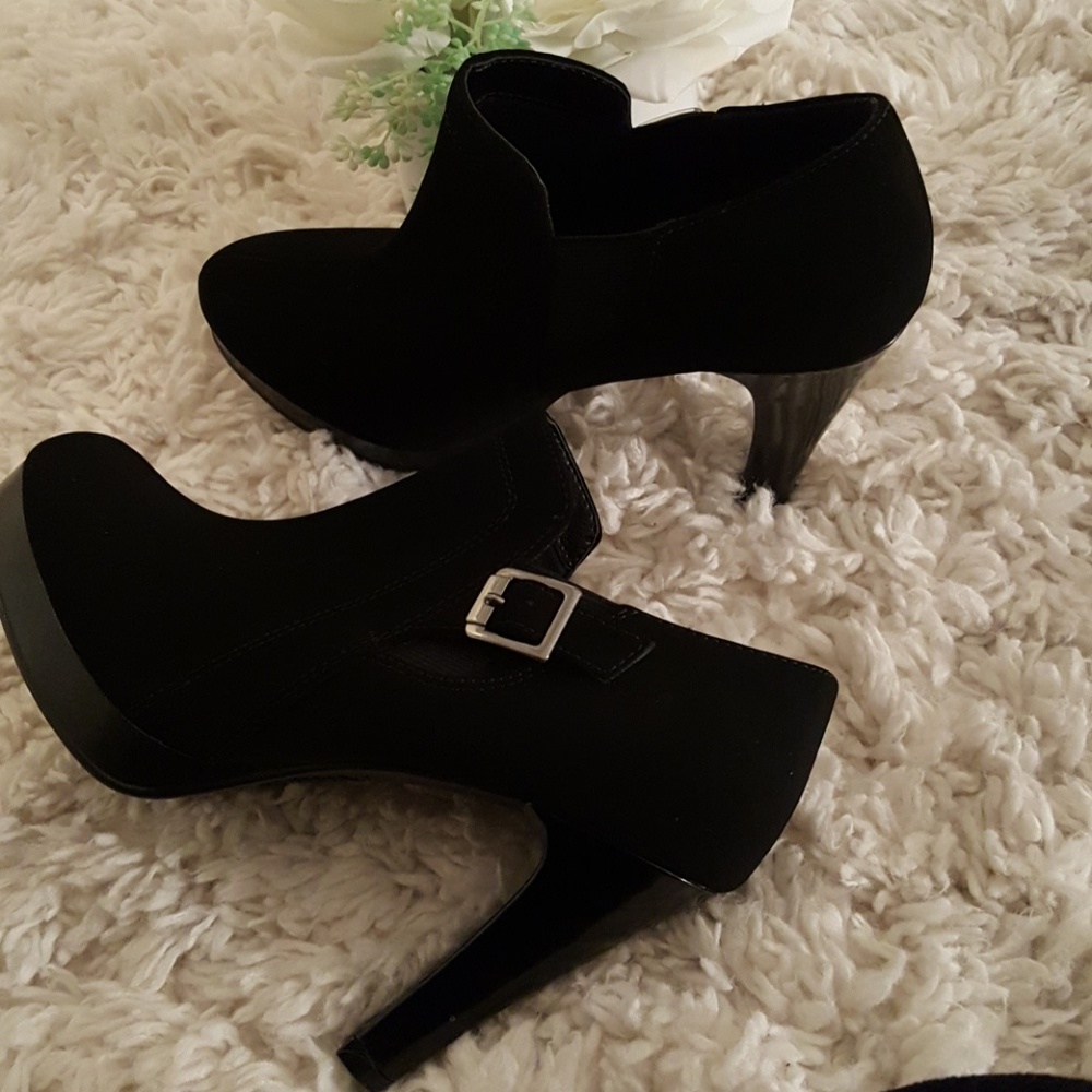 Fioni Black Velvet High Heeled Boot/Shoe